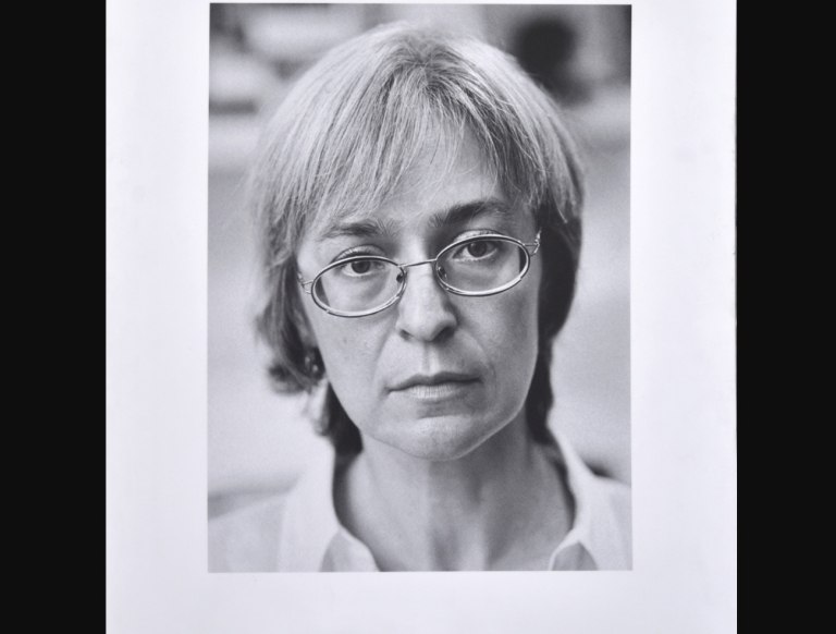 Άννα Πολιτκόφσκαγια: Η δολοφονία της ρωσίδας δημοσιογράφου που ενοχλούσε την ηγεσία Πούτιν