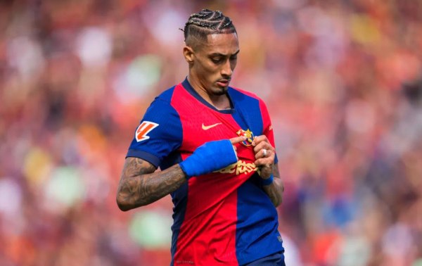 Ο Έντ Σίραν «παίζει» με τη φανέλα της Μπαρτσελόνα