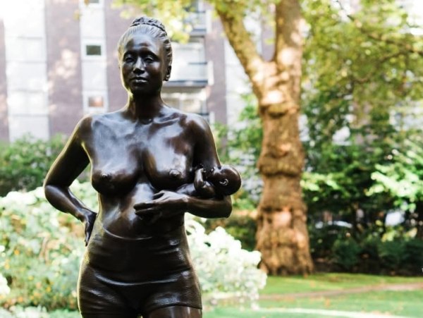 «Η μητρότητα είναι ένα κατόρθωμα από μόνη της»: Άγαλμα στο Λονδίνο τιμά όλες της μαμάδες του κόσμου