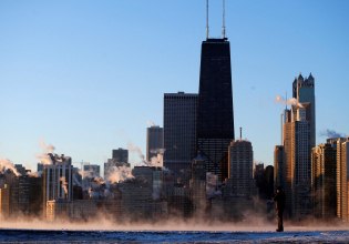 ΗΠΑ: «Εμπόλεμη ζώνη» χαρακτηρίζει η υπουργός Εσωτερικής Ασφάλειας το Σικάγο – Αναμένεται η Εθνοφρουρά