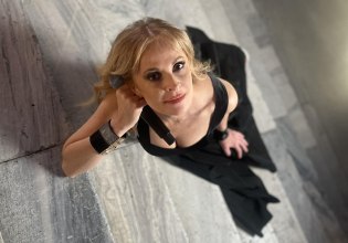 «Ρεμπέτισσες, φωνές που δεν λύγισαν»: Η Ηρώ Σαΐα, σε μια παράσταση για το ρεμπέτικο στο Θέατρο Άλσος