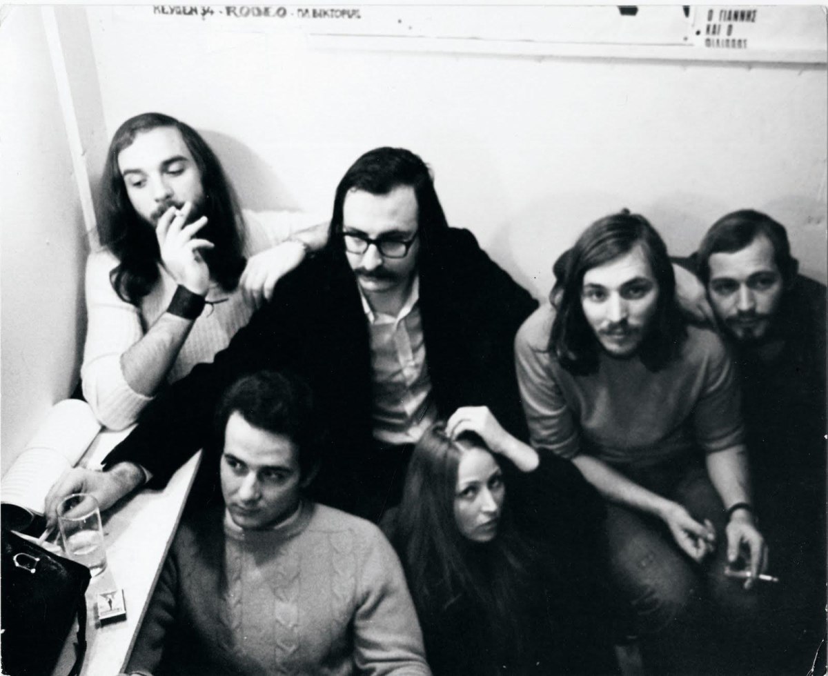 Περιμένοντας στην ουρά επί Χούντας για να δουν τον Διονύση Σαββόπουλο – Οι νύχτες στο «Ροντέο»