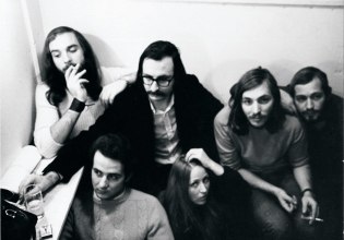 Περιμένοντας στην ουρά επί Χούντας για να δουν τον Διονύση Σαββόπουλο – Οι νύχτες στο «Ροντέο»