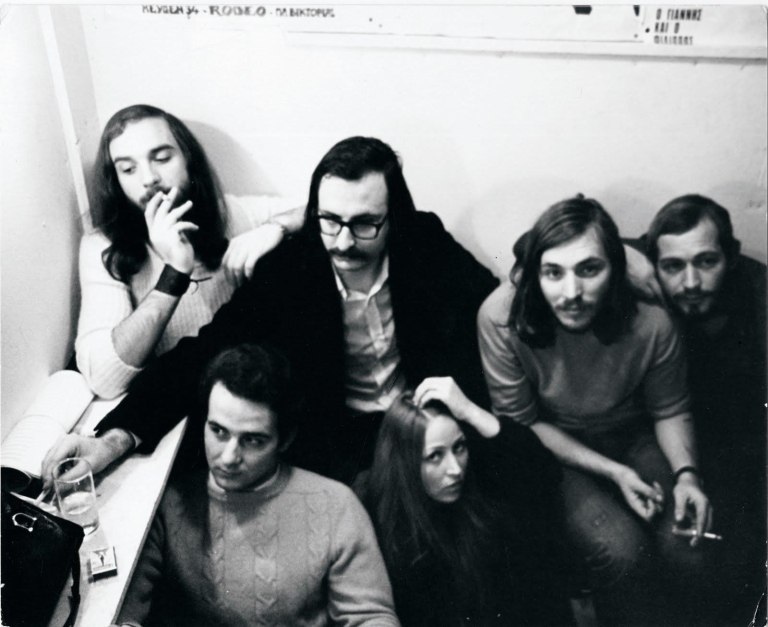 Περιμένοντας στην ουρά επί Χούντας για να δουν τον Διονύση Σαββόπουλο – Οι νύχτες στο «Ροντέο»