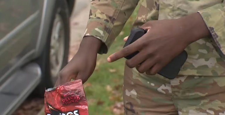 ΗΠΑ: Αστυνομικοί περάσαν χειροπέδες σε μαθητή αφού σύστημα AI μπέρδεψε για όπλο μία… σακούλα πατατάκια