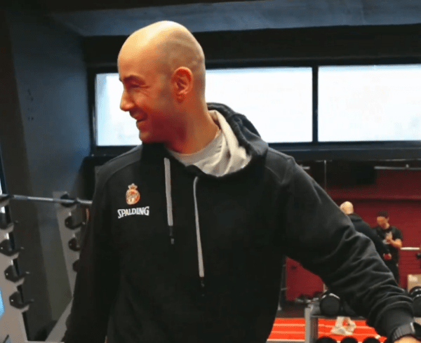 Ο Σπανούλης επέστρεψε στο ΣΕΦ με αγκαλιές και… γαλλικά (vid)