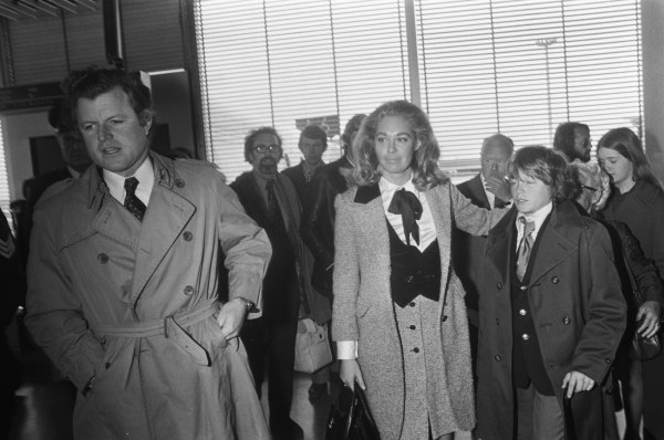 Πέθανε η Τζόαν Κένεντι, πρώτη σύζυγος του Τεντ Κένεντι και τελευταία επιζήσασα του Κάμελοτ