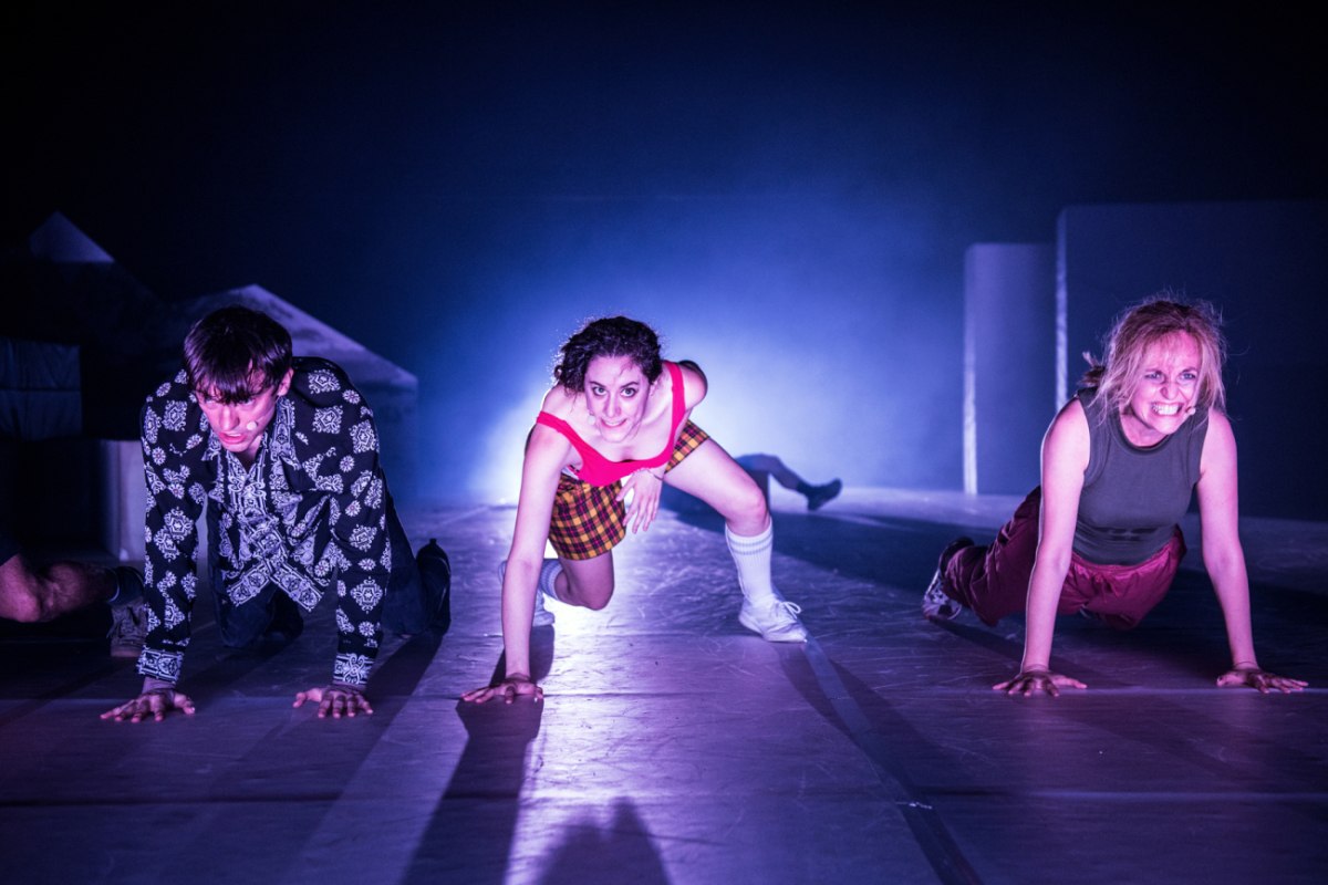 Πέντε λόγοι για να μη χάσεις «Τα Σκυλιά» του Ανέστη Αζά στο Θέατρο Δίπυλον