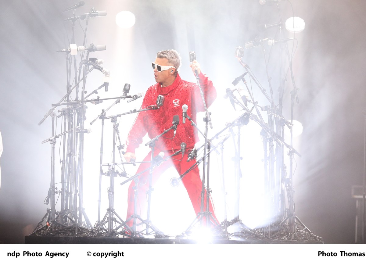 Ρόμπι Γουίλιαμς: Ποιοι επώνυμοι απόλαυσαν τη φαντασμαγορική συναυλία του στο Καλλιμάρμαρο