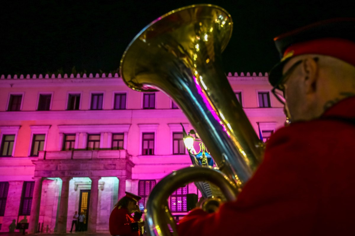 Στα ροζ «ντύθηκαν» το Δημαρχείο των Αθηνών και το Δημοτικό Θέατρο Πειραιά