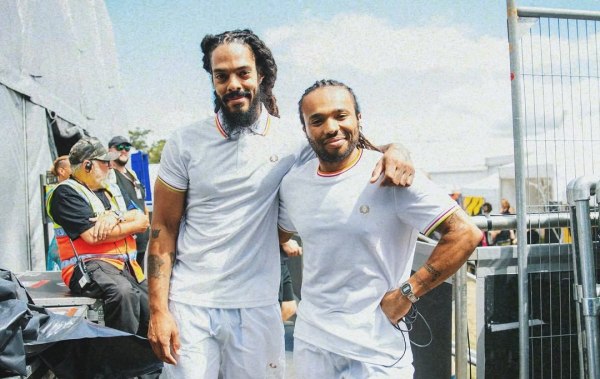 Ο frontman των Bob Vylan δηλώνει ότι δεν μετανιώνει που φώναξε «θάνατος στους IDF» στο Glastonbury