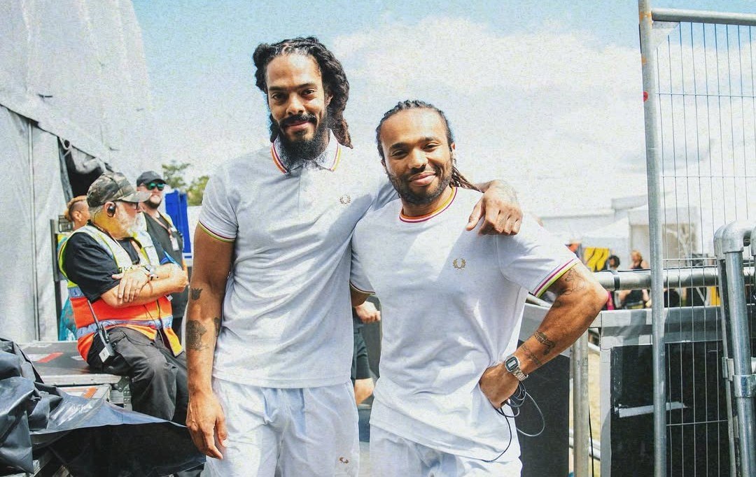 Ο frontman των Bob Vylan δηλώνει ότι δεν μετανιώνει που φώναξε «θάνατος στους IDF» στο Glastonbury