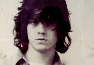 Σαν σήμερα ο Βλάσσης Μπονάτσος είπε αντίο: Αναρχία στη σκηνή, σκάνδαλο με τη γυμνόστηθη Αλίκη και Άλλα Κόλπα μιας ροκ ψυχής 