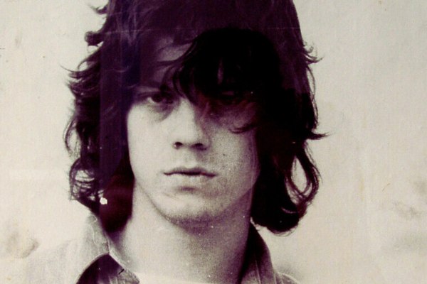 Σαν σήμερα ο Βλάσσης Μπονάτσος είπε αντίο: Αναρχία στη σκηνή, σκάνδαλο με τη γυμνόστηθη Αλίκη και Άλλα Κόλπα μιας ροκ ψυχής 