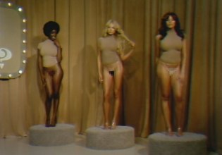 «Παίρνω το 112»: Το διαδίκτυο «γλεντάει» την Κιμ Καρντάσιαν άλλη μια φορά – Η καμπάνια με τριχωτά εσώρουσα της Skims διχάζει