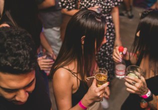 Social burnout: Οι πολλές κοινωνικές επαφές μπορούν να σε εξαντλήσουν