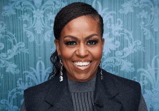 Επιτέλους ελεύθερη! Η 61χρονη Μισέλ Ομπάμα για το στιλ, τις τρίχες, τους υποκριτές και το φόβο ως τακτική