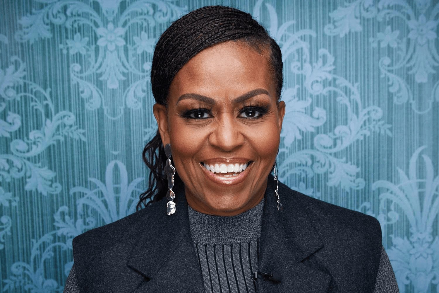 Επιτέλους ελεύθερη! Η 61χρονη Μισέλ Ομπάμα για το στιλ, τις τρίχες, τους υποκριτές και το φόβο ως τακτική