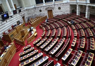Οργή στη Βουλή για το λουκέτο σε 204 καταστήματα ΕΛΤΑ- Και εσωκομματικά πυρά στην κυβέρνηση