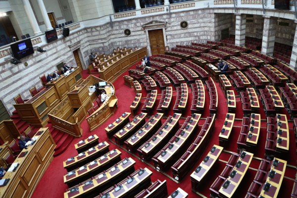 Οργή στη Βουλή για το λουκέτο σε 204 καταστήματα ΕΛΤΑ- Και εσωκομματικά πυρά στην κυβέρνηση