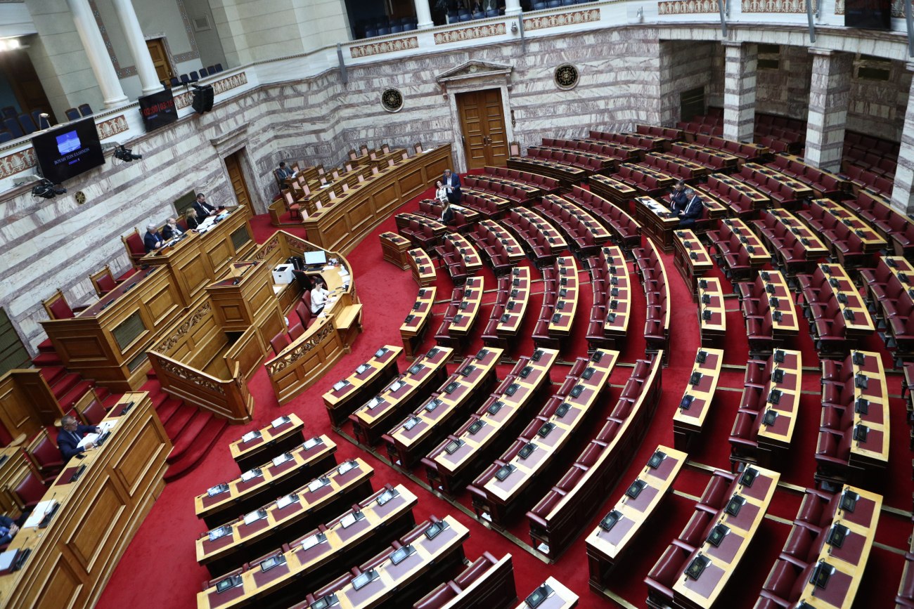 Οργή στη Βουλή για το λουκέτο σε 204 καταστήματα ΕΛΤΑ- Και εσωκομματικά πυρά στην κυβέρνηση