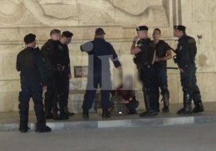 Σύνταγμα: Προσαγωγή γυναίκας μπροστά από το κενοτάφιο του Αγνώστου Στρατιώτη