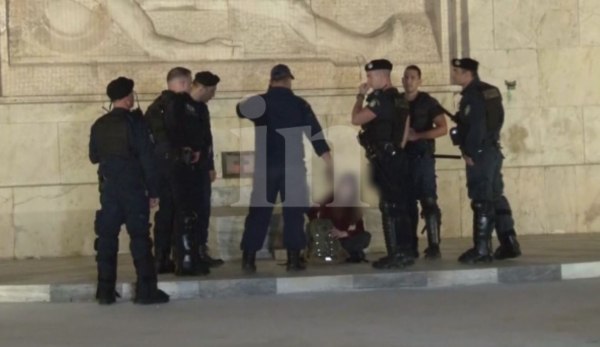 Σύνταγμα: Προσαγωγή γυναίκας μπροστά από το κενοτάφιο του Αγνώστου Στρατιώτη