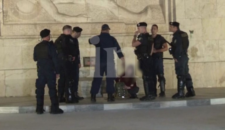 Σύνταγμα: Προσαγωγή γυναίκας μπροστά από το κενοτάφιο του Αγνώστου Στρατιώτη