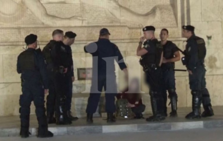 Συνελήφθη η γυναίκα που προσήχθη στο Μνημείο του Άγνωστου Στρατιώτη