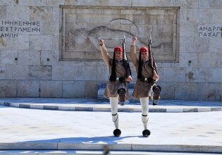 Ο Άγνωστος Στρατιώτης δεν πολέμησε ούτε για να σκοτώνονται στα Τέμπη παιδιά, ούτε για 13ωρη δουλειά και του ΟΠΕΚΕΠΕ τη λαμογιά