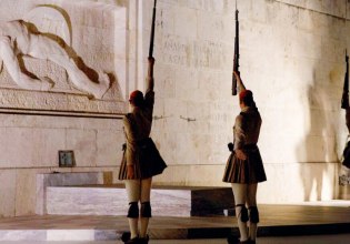 Στον άγνωστο στρατιώτη σε λίγο θα επιτρέπονται μόνο τα περιστέρια και αν με 13 ώρες δουλειά προλαβαίνει ο λαός να αντιδρά θα αναλαμβάνει η φρουρά