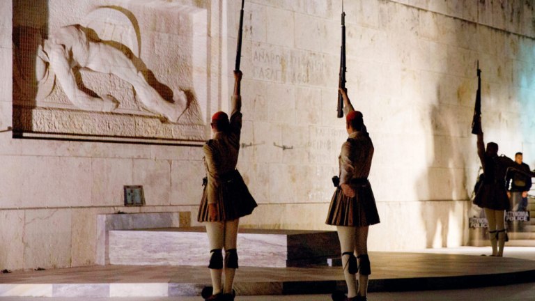 Στον άγνωστο στρατιώτη σε λίγο θα επιτρέπονται μόνο τα περιστέρια και αν με 13 ώρες δουλειά προλαβαίνει ο λαός να αντιδρά θα αναλαμβάνει η φρουρά