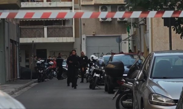 Ένας νεκρός και ένας τραυματίας εντοπίστηκαν σε διαμέρισμα στον Άγιο Παντελεήμονα