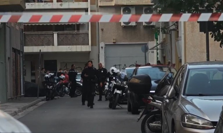 Ένας νεκρός και ένας τραυματίας εντοπίστηκαν σε διαμέρισμα στον Άγιο Παντελεήμονα