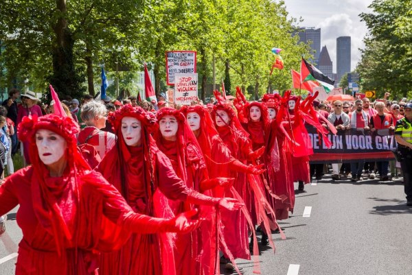To Κόκκινο Ποτάμι του Άμστερνταμ και οι διαδηλώσεις σε όλη την Ευρώπη για την Παλαιστίνη [Βίντεο]