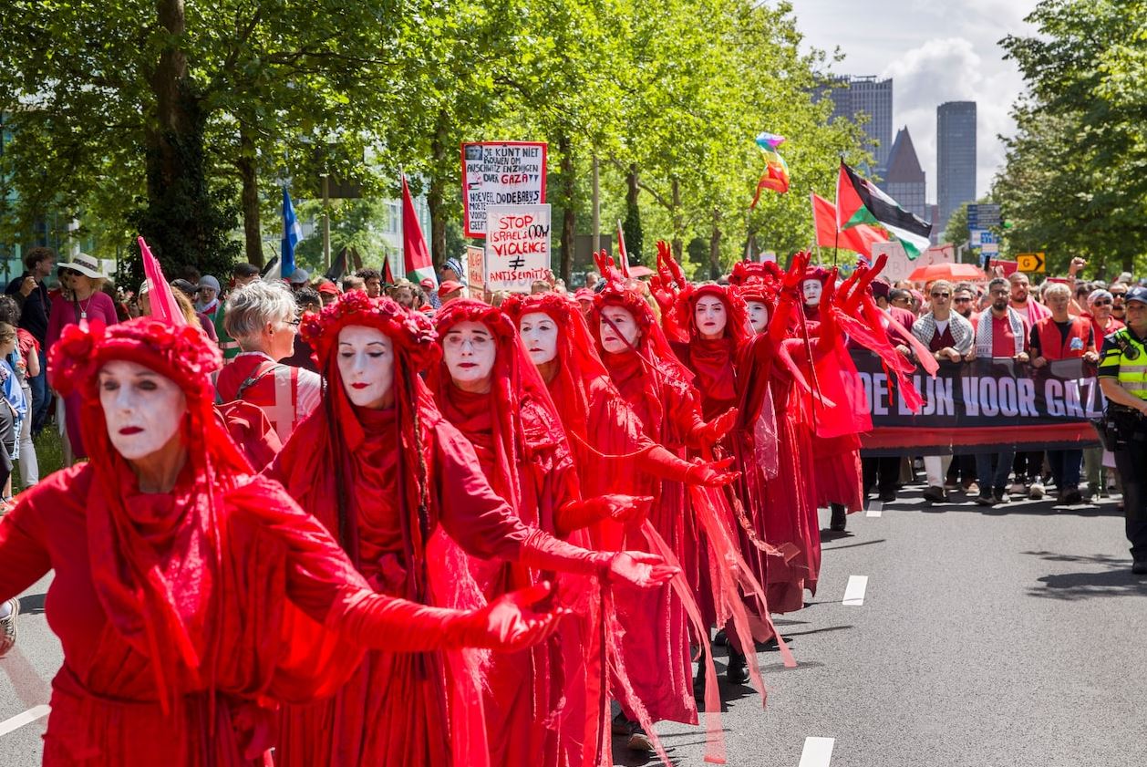 To Κόκκινο Ποτάμι του Άμστερνταμ και οι διαδηλώσεις σε όλη την Ευρώπη για την Παλαιστίνη [Βίντεο]
