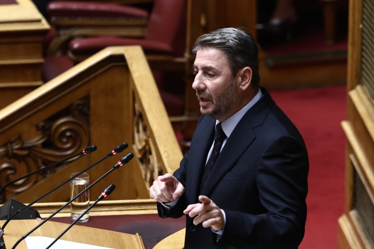 Η διπλή «επίθεση» Ανδρουλάκη σε Μητσοτάκη και Τσίπρα και οι παρεμβάσεις των «πρώην» Προέδρων