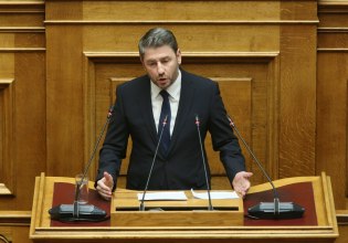 ΠΑΣΟΚ: Εύθραυστες ισορροπίες στο εσωτερικό, τα μηνύματα Ανδρουλάκη στους διαφωνούντες και το «νέο Ελσίνκι»