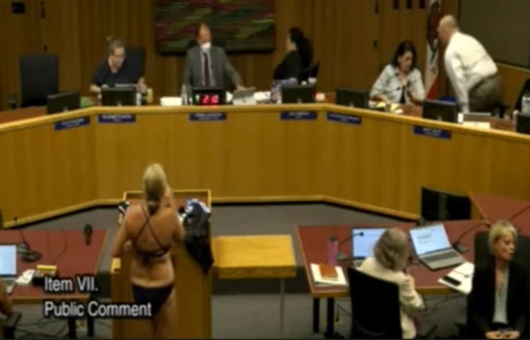 Μητέρα έμεινε με το μαγιό της σε συνεδρίαση του σχολικού συμβουλίου ως… επιχείρημα [Βίντεο]