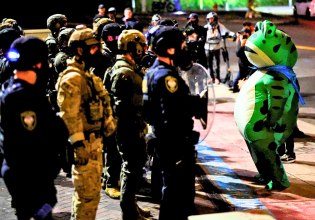 Βάτραχοι, μονόκεροι και South Park: Η νέα Antifa στο Πόρτλαντ ξεμπροστιάζει την ICE 