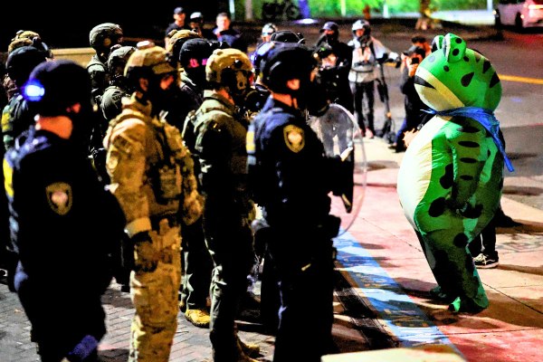 Βάτραχοι, μονόκεροι και South Park: Η νέα Antifa στο Πόρτλαντ ξεμπροστιάζει την ICE 