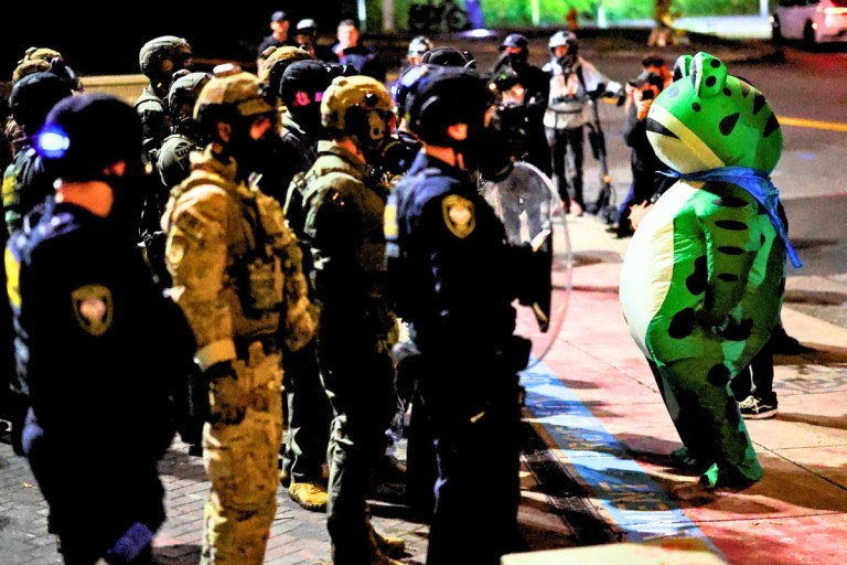 Βάτραχοι, μονόκεροι και South Park: Η νέα Antifa στο Πόρτλαντ ξεμπροστιάζει την ICE 