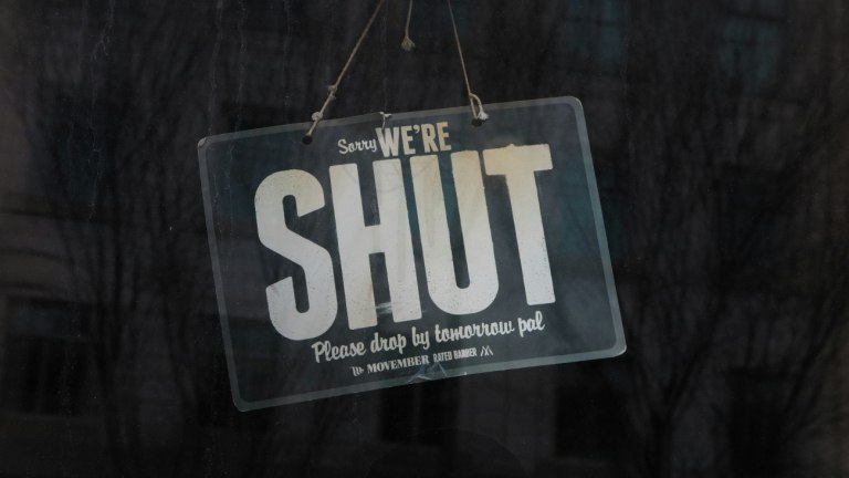 Wall Street: Το shutdown, οι «ταύροι» και οι προειδοποιήσεις για φούσκα