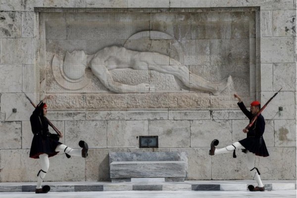 ΚΚΕ για Άγνωστο Στρατιώτη: Προσβολή είναι η εργαλειοποίηση του μνημείου από την κυβέρνηση με στόχο την καταστολή