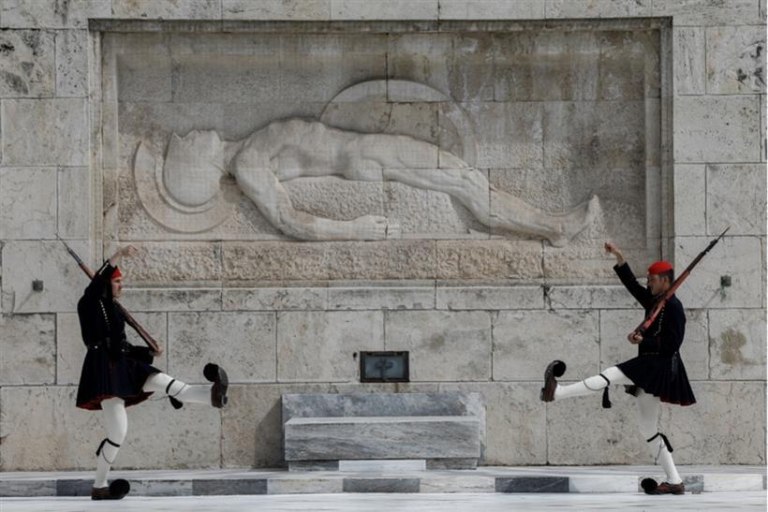 ΚΚΕ για Άγνωστο Στρατιώτη: Προσβολή είναι η εργαλειοποίηση του μνημείου από την κυβέρνηση με στόχο την καταστολή