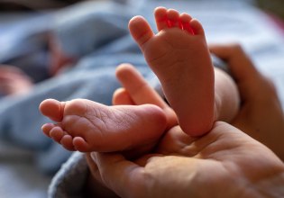 Λάρισα: Πώς κάηκε το βρέφος από το καυτό λάδι – Δεν πρόλαβε να κάνει κάτι η μητέρα του