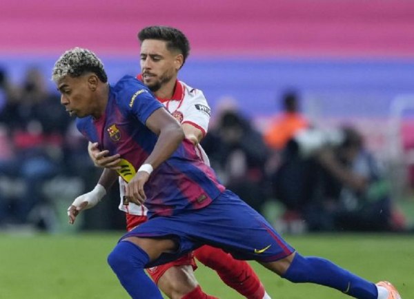 Μπαρτσελόνα – Χιρόνα 2-1: O Αραούχο «μίλησε» στο 90+3′ και την «έστειλε» στην κορυφή!