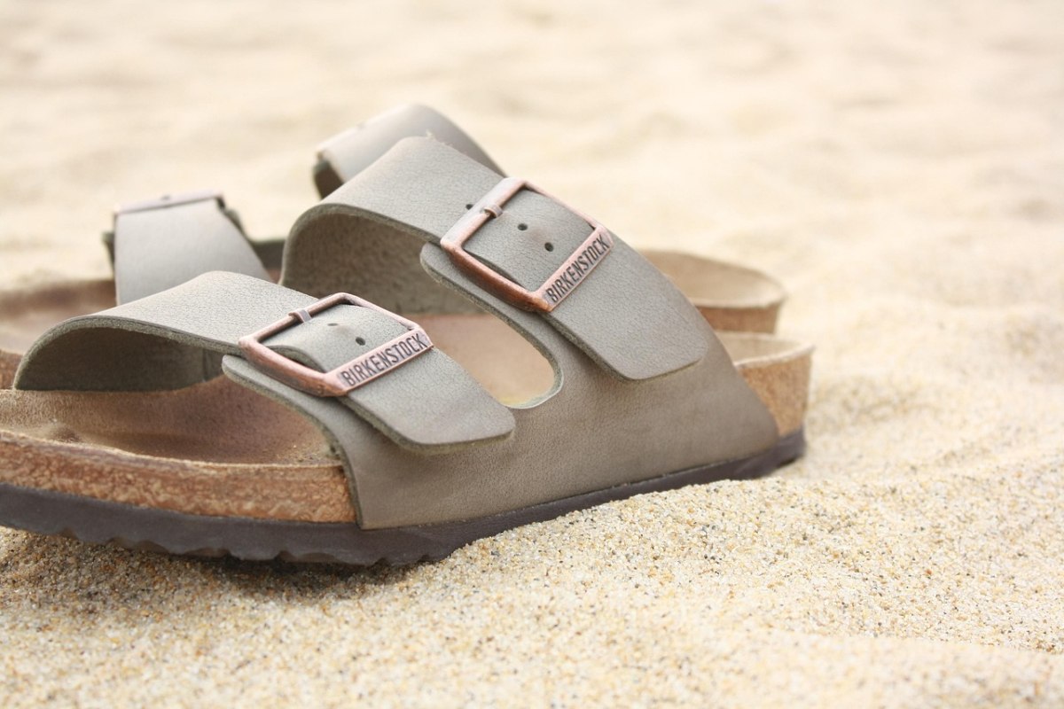 Birkenstock: Πώς το «άσχημο» παπούτσι κατέκτησε την κορυφή