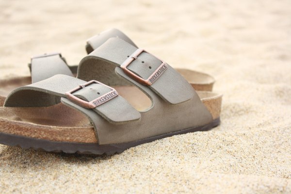 Birkenstock: Πώς το «άσχημο» παπούτσι κατέκτησε την κορυφή