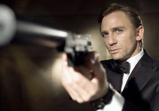 Η Amazon αφαίρεσε τα όπλα από τις αφίσες του Τζέιμς Μποντ – Kατακραυγή και meme στα μέσα κοινωνικής δικτύωσης